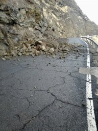 El acceso a la finca de Tirma, en Gran Canaria, cerrada al tráfico por los desprendimientos ocasionados por la lluvia