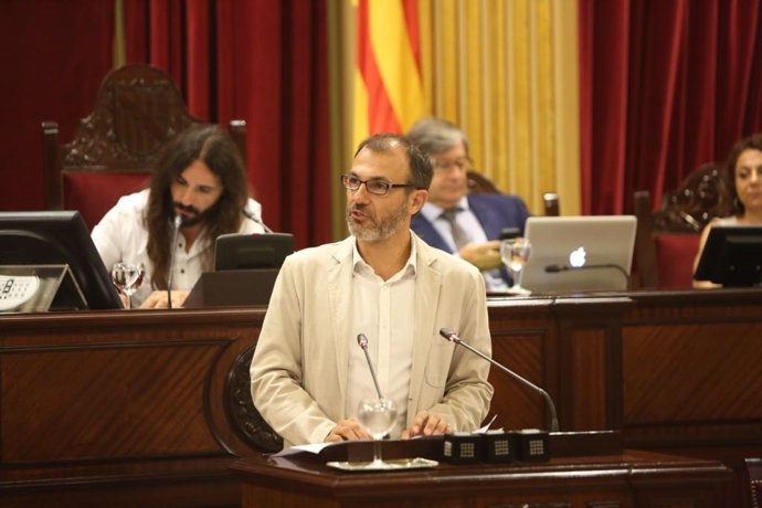 Biel Barceló durante el pleno del Parlament