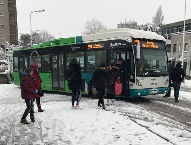 Autobús atascado en la nieve