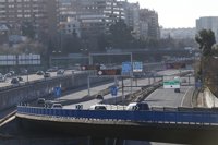 Un motorista se accidenta en la M-30 y los sanitarios al atenderle descubren que tiene varias puñaladas