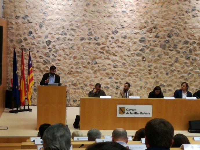 Los directores generales de Movilidad y Energía en la Asamblea de alcaldes