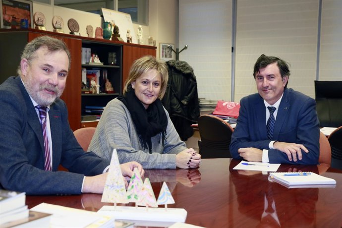 El consejero de Educación y Cultura con la alcaldesa de Camargo 