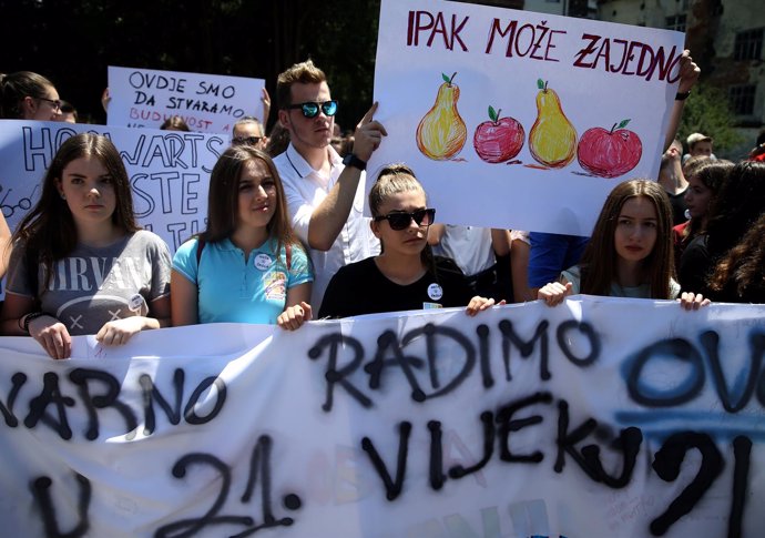 Estudiantes se manifiestan contra la segregación étnica en las escuelas 