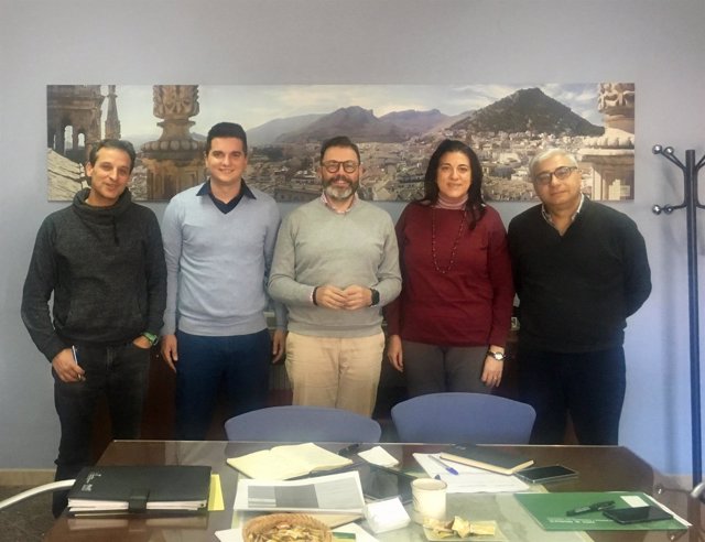 Valdivielso (c) junto a representantes de la Asociación gremial del Taxi de Jaén