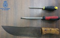 Detienen a un hombre de 66 años por amenazar a varias personas con un machete y prender fuego a una nave