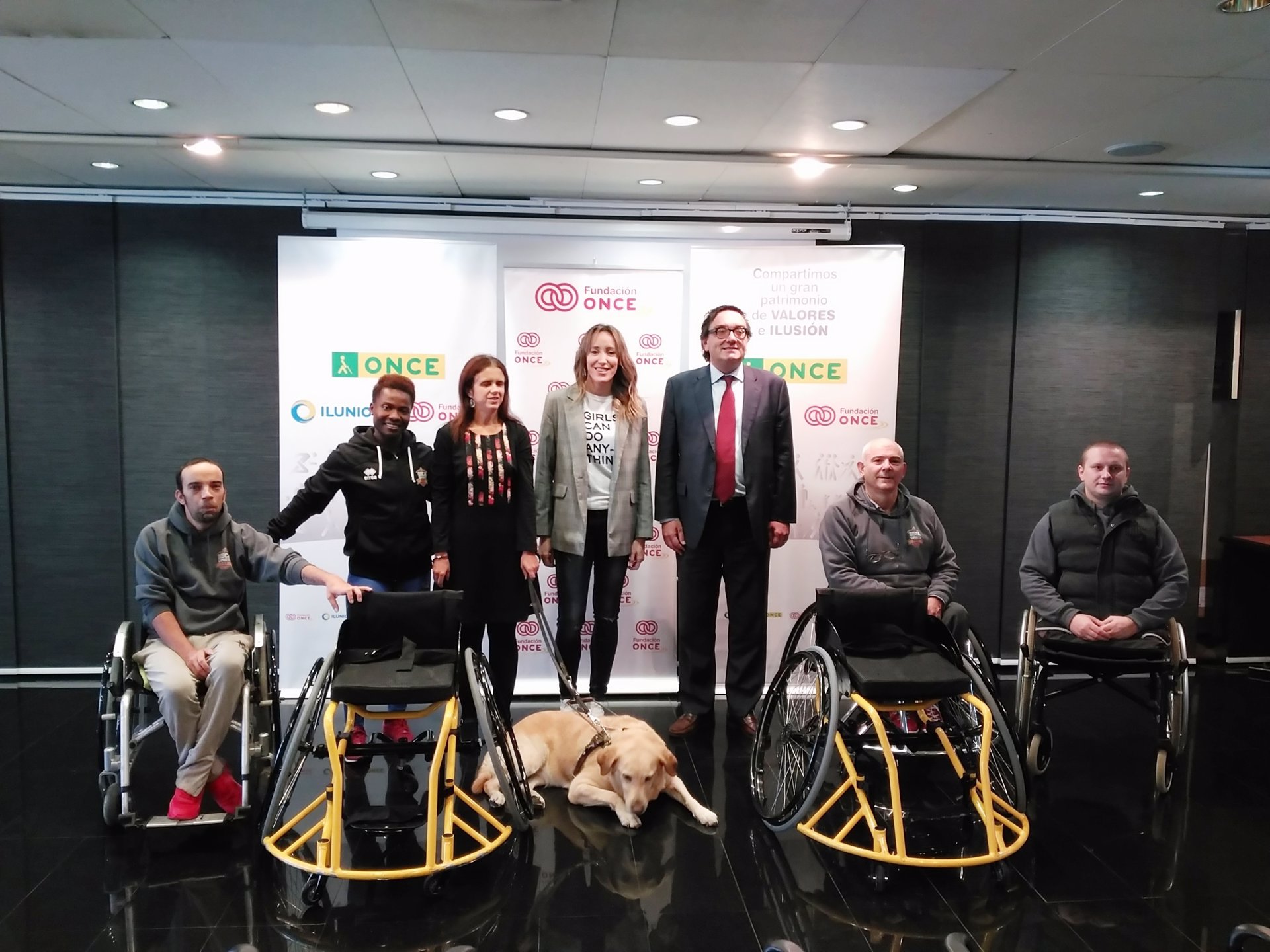 La ONCE dona a la Fundación Rudy Fernández dos sillas de ruedas para promover el baloncesto adaptado