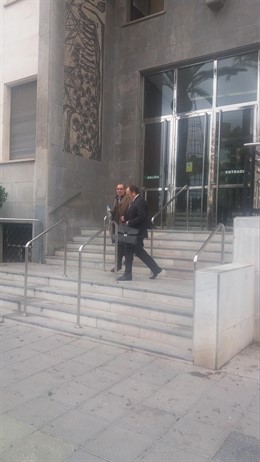 Pérez Montoya, junto a su abogado, a la salida del Palacio de Justicia