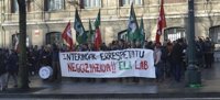 ELA y LAB se concentran en el Ayuntamiento de Bilbao en defensa de los derechos del personal interino