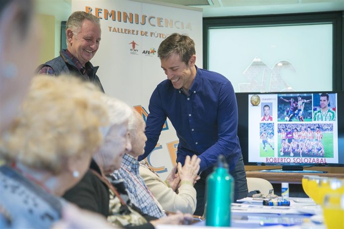 Roberto Solozabal en los talleres de reminiscencia AFE