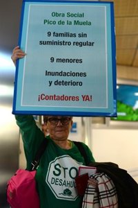 Cincuenta personas irrumpen en la sede del Canal para reclamar suministro de agua en bloques okupados