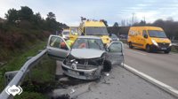 Una mujer herida leve tras colisionar el turismo que conducía en sentido contrario en Lugones (Siero)