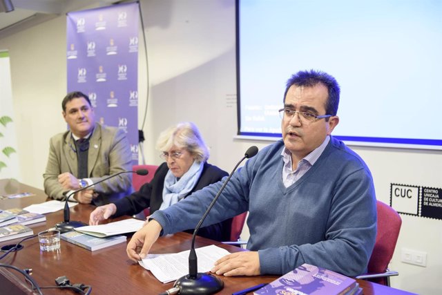 Concha Núñez ha impartido una conferencia sobre Carmen de Burgos en Almería.
