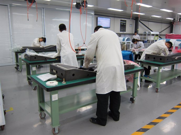 Trabajadores del centro de fabricación de componentes de Airbus de Harb en China