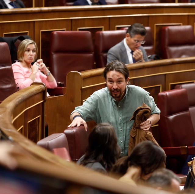 Pablo Iglesias hablando con Irene Montero e Ione Belarra