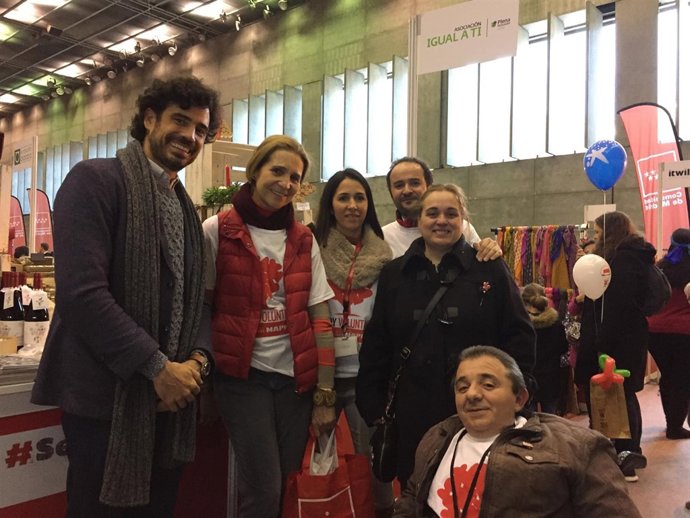 Elena de Borbón y Pablo Sainz Villegas, con participantes en la iniciativa