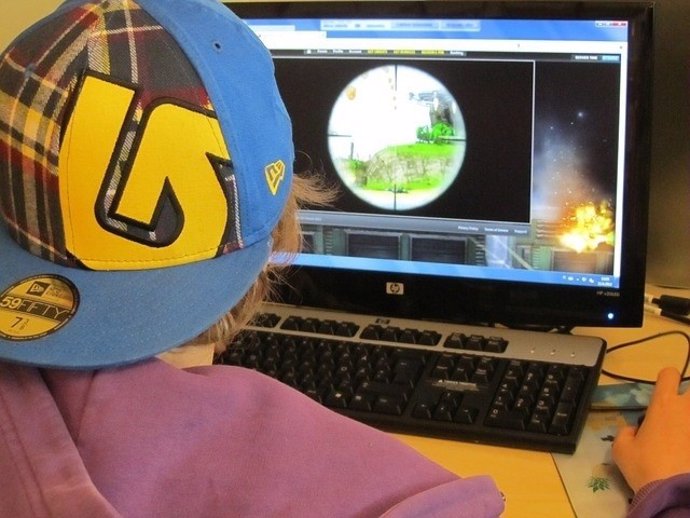 Niño jugando en el ordenador