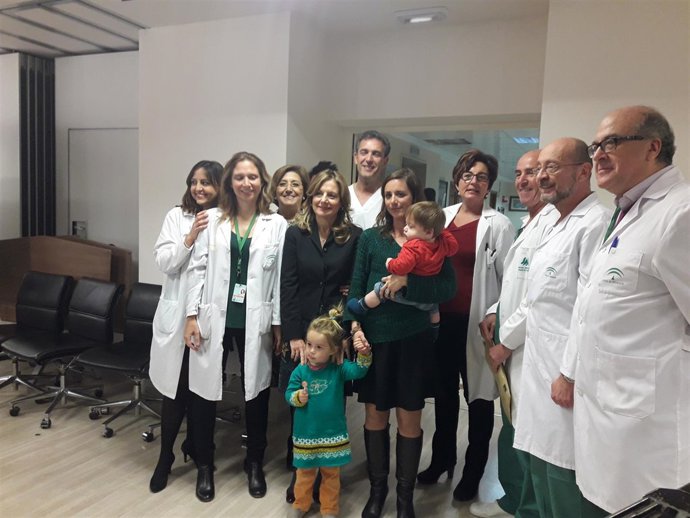 Equipo médico junto a los padres y el pequeño Max