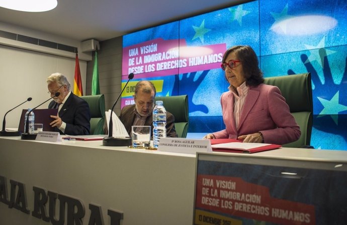 La consejera Rosa Aguilar, junto a los Defensores del Pueblo nacional y andaluz