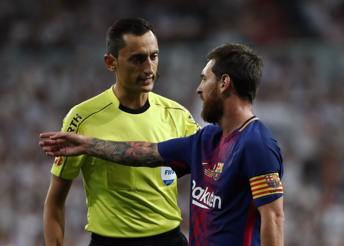 Leo Messi (Barcelona) habla con el árbitro Sánchez Martínez