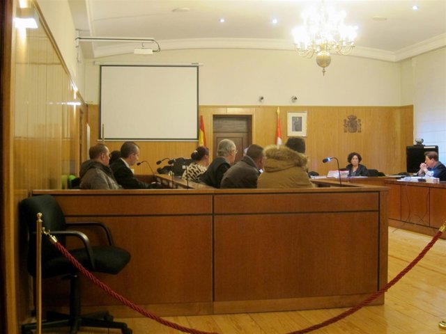Los cinco acusados, en la primera sesión del juicio.                         