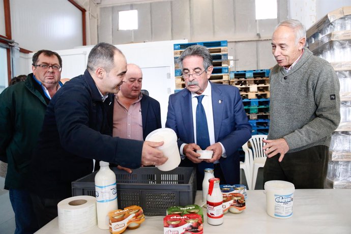 Revilla inaugura las nuevas instalaciones de la láctea CLEM en Vargas 