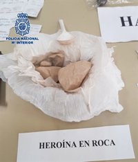 Desmantelan un punto de venta de heroína en el barrio malagueño de El Palo y detienen a tres personas