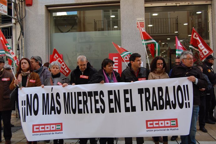 Miembros de CCOO se concentran en Huelva contra la siniestralidad laboral. 
