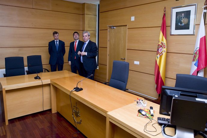 El consejero de Justicia Rafael de la Sierra visita los juzgados de San Vicente 