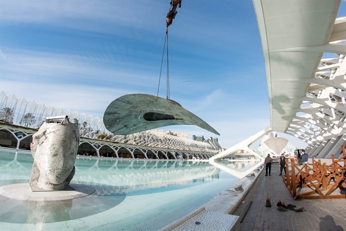 Comienza el traslado de La Pamela de Manolo Valdés a La Marina de València