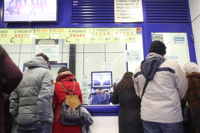 Cola para comprar lotería de Navidad en doña Manolita en Madrid