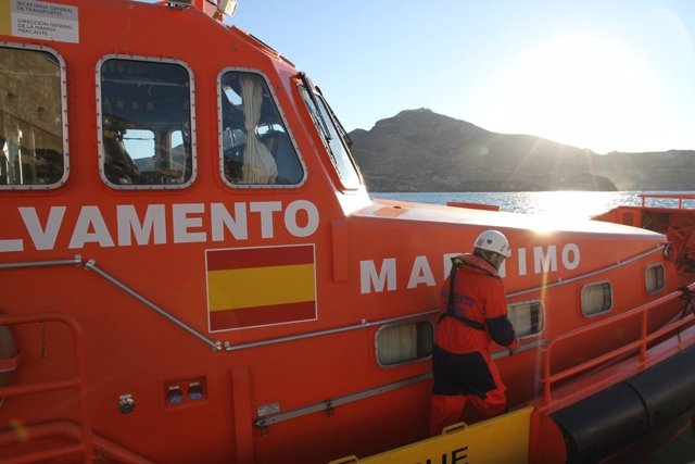 Salvamento Marítimo rescata a dos tripulantes de una embarcación a 61 millas del Cap de Formentor
