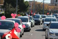 Trabajadores de las contratas de la Junta de Andalucía piden mejoras en una caravana de coches que recorre Sevilla