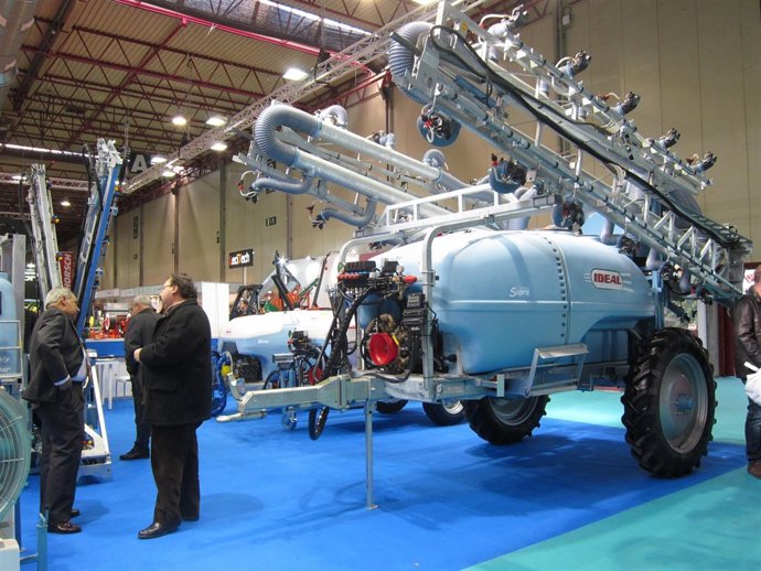 Visitantes en la feria de maquinara agrícola FIMA 