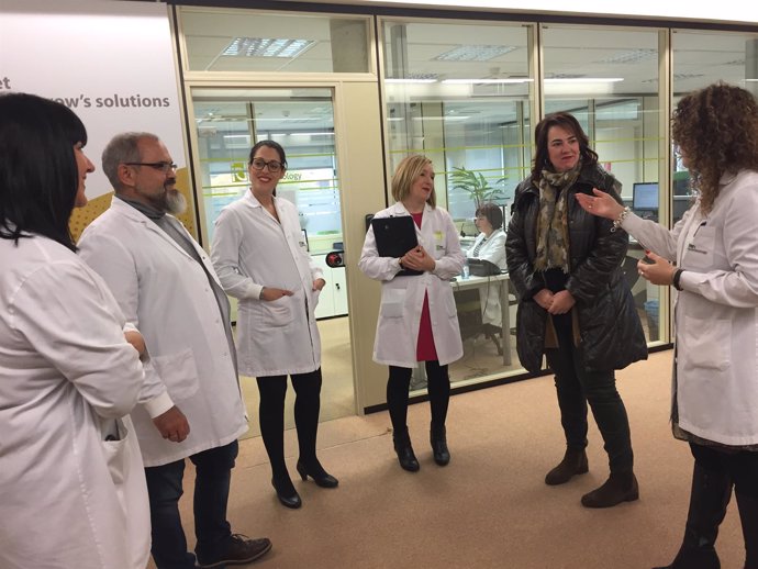 Ainhoa Aznárez visita la empresa Iden Biotechnology.