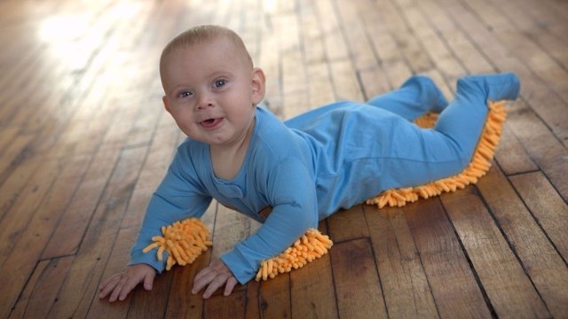 Babymop, el pijama que limpia el suelo mientras tu bebé gatea