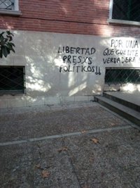 Aparecen pintadas a favor de los "presos políticos" en el IES Isaac Newton tras la charla de una víctima de terrorismo