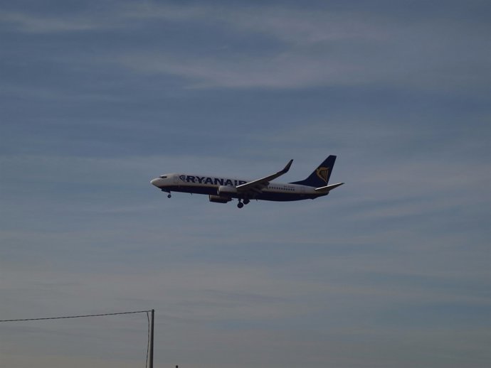 Un avión aterriza en el aeropuerto Alicante-Elche