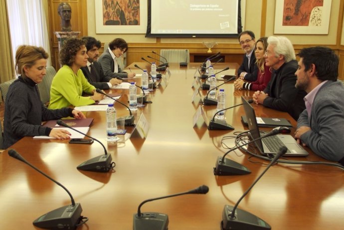 Dolors Monserrat se reúne con Richard Gere en el Ministerio de Sanidad