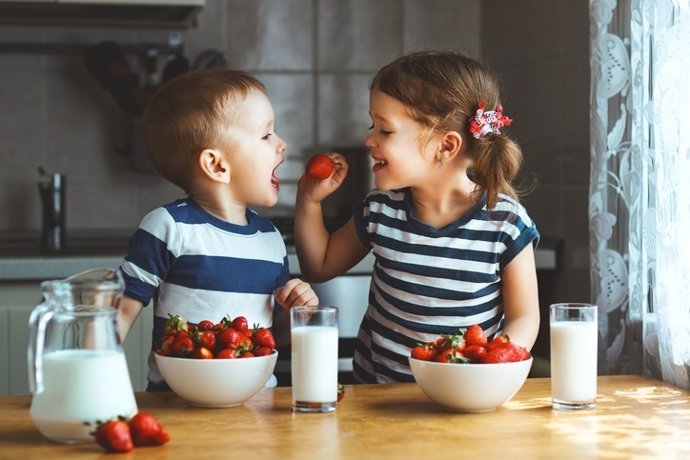 Niños, frutas, felices