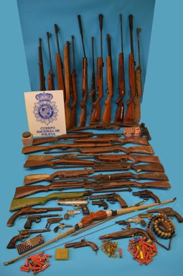 Armas halladas en una casa de Linares (Jaén), junto a dos explosivos 