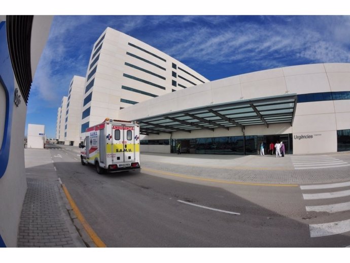 SAMU, ambulància, a les portes de l'Hospital La Fe
