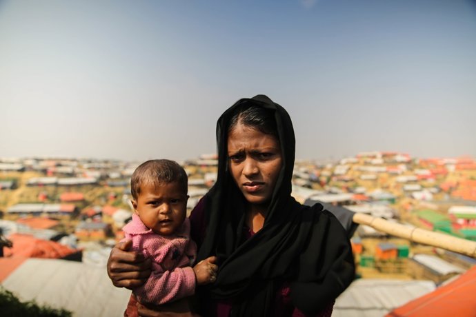 Una mujer rohingya y su hijo en el campo para refugiados de  Tasnimarkhola