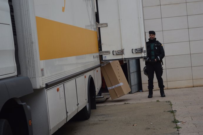 Un guàrdia civil supervisa el trasllat de les obres del Museu de Lleida a Sixena