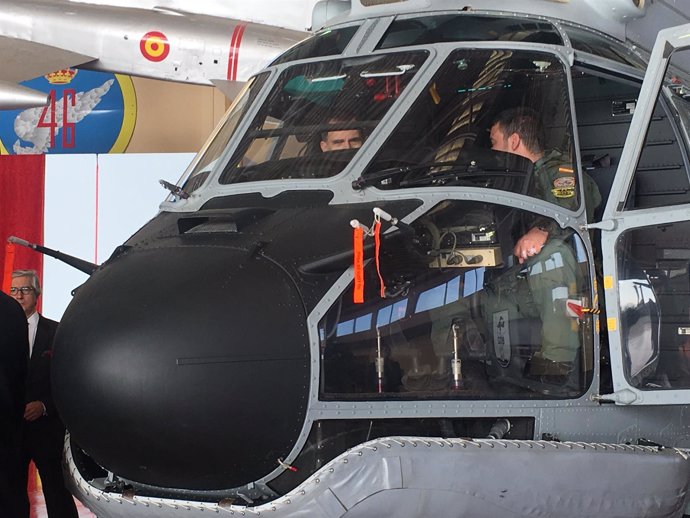 EL Rey Felipe VI en uno de los Superpuma del SAR en la Base Aérea de Gando