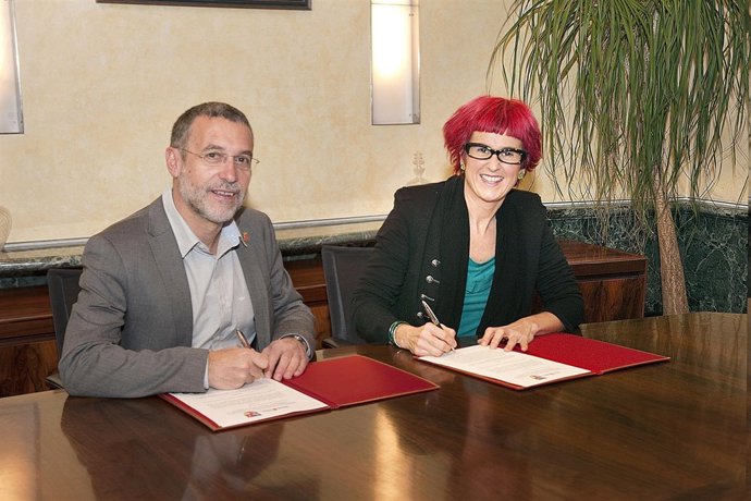 Miguel Laparra y la alcaldesa de Burgui, Elena Calvo