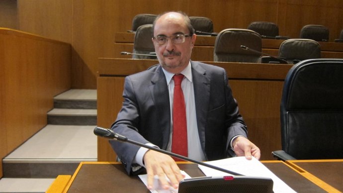El president d'Aragó, Javier Lambán, en el seu escó en l'hemicicle de Corts