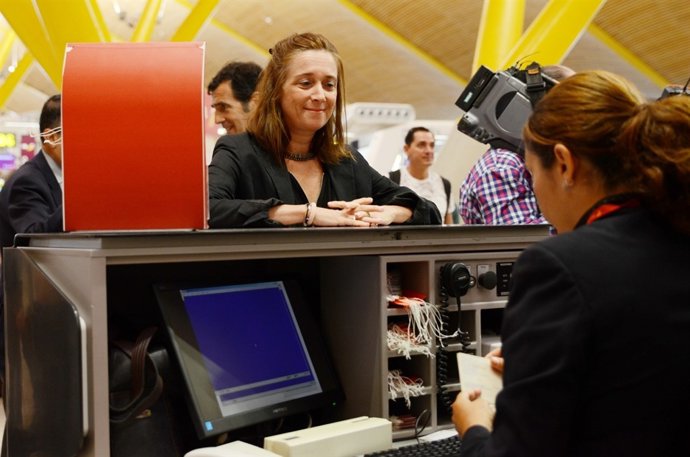 Azafata, azafatas, viajero, viajeros, facturar, facturando, aeropuerto
