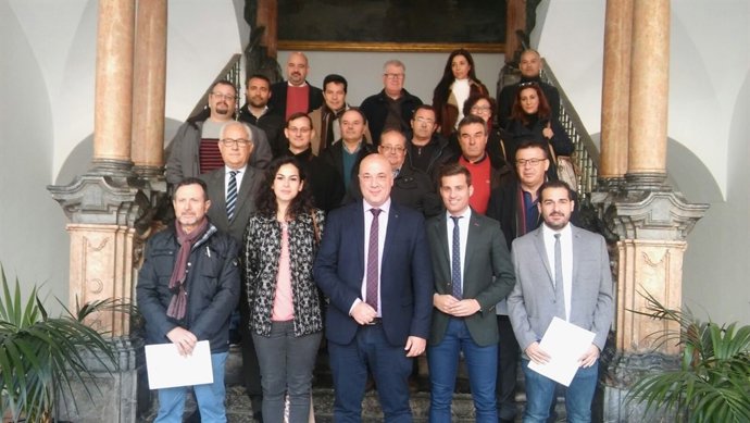 Antonio Ruiz (centro), junto a representantes de las entidades firmantes