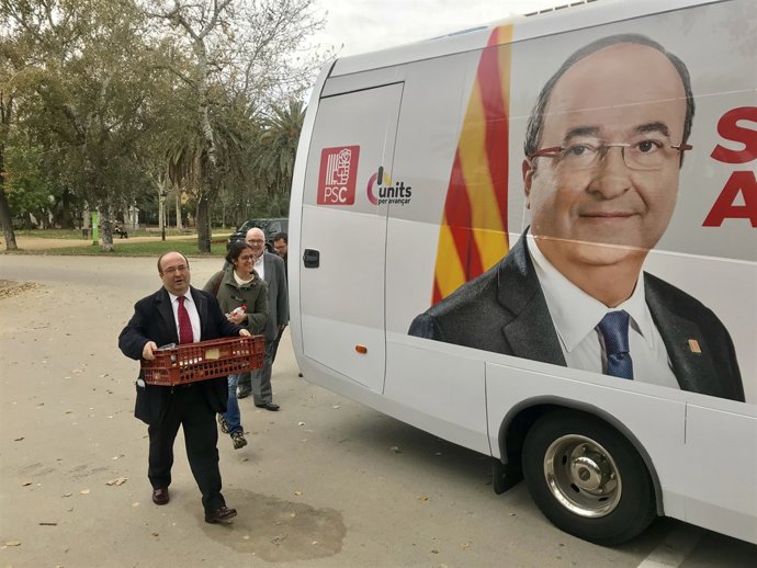 Miquel Iceta (PSC) arriba a l'autobús de campanya
