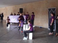 Logroño clama "ni una más" en una concentración y representación contra la violencia machista